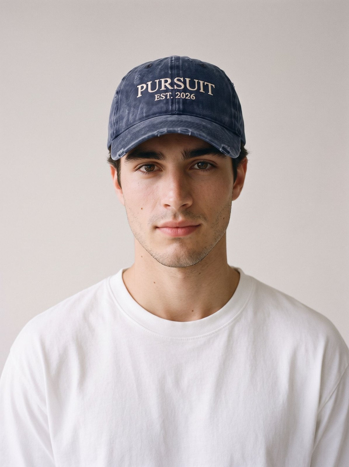 Gorra Pursuit Est. 2026 · Azul marino con modelo