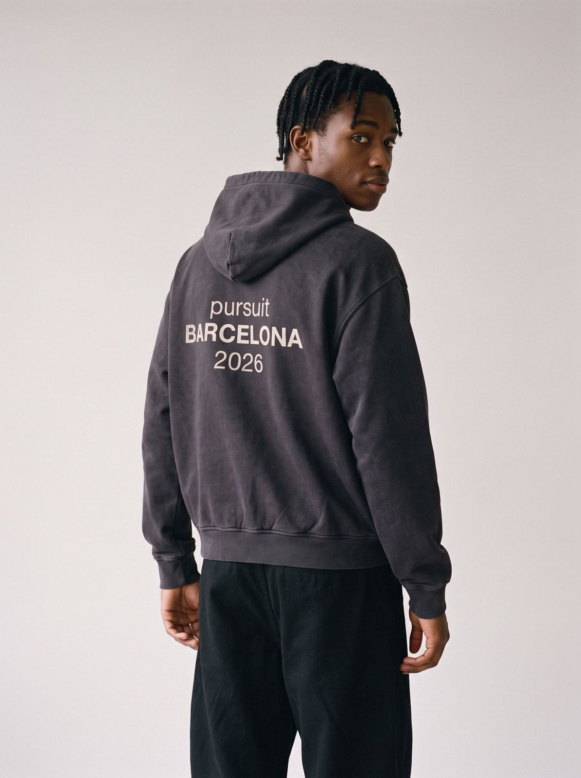 Hoodie Pursuit Barcelona 2026 · Negro lavado con modelo