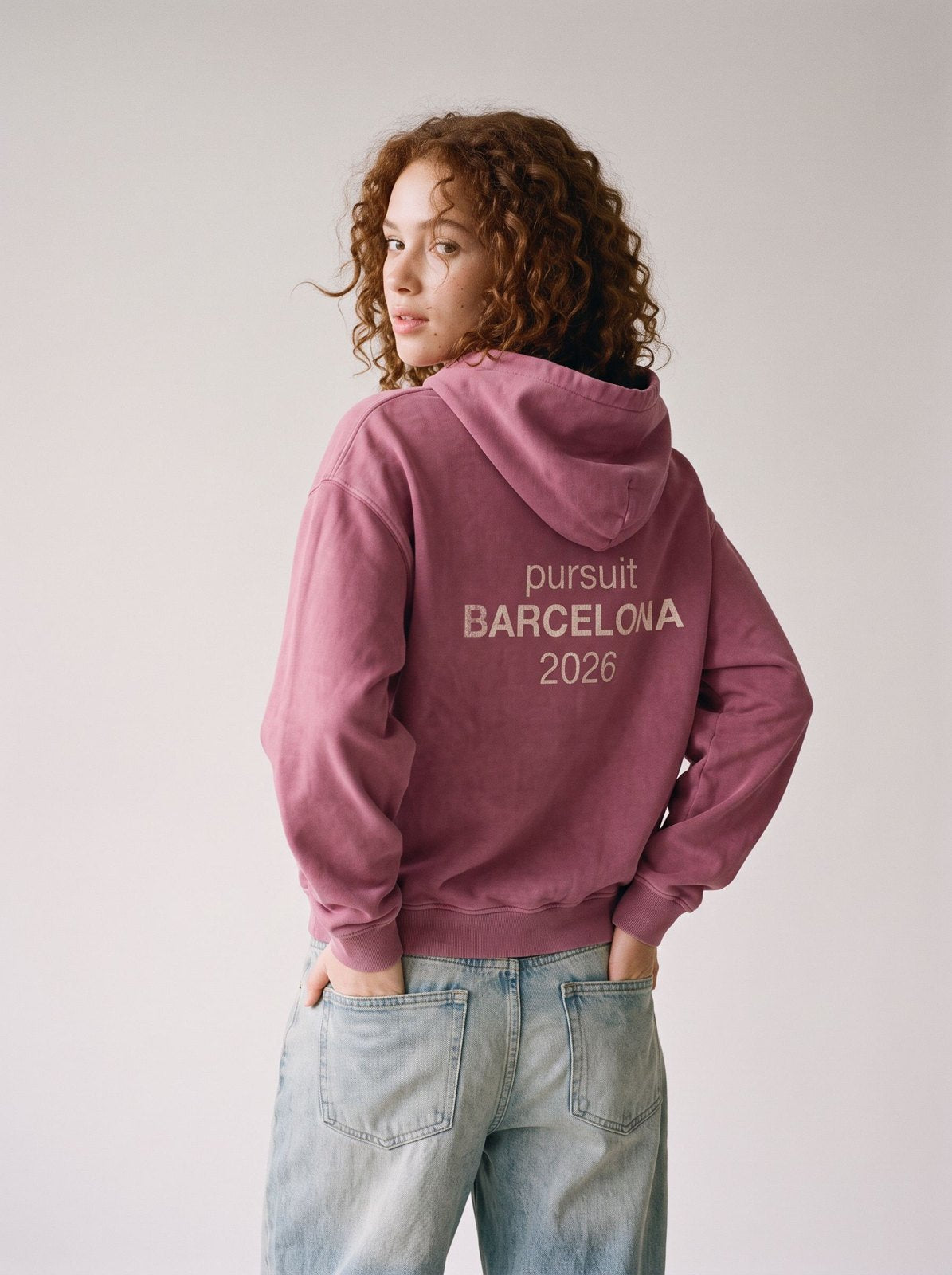 Hoodie Pursuit Barcelona 2026 · Rosa lavado con modelo
