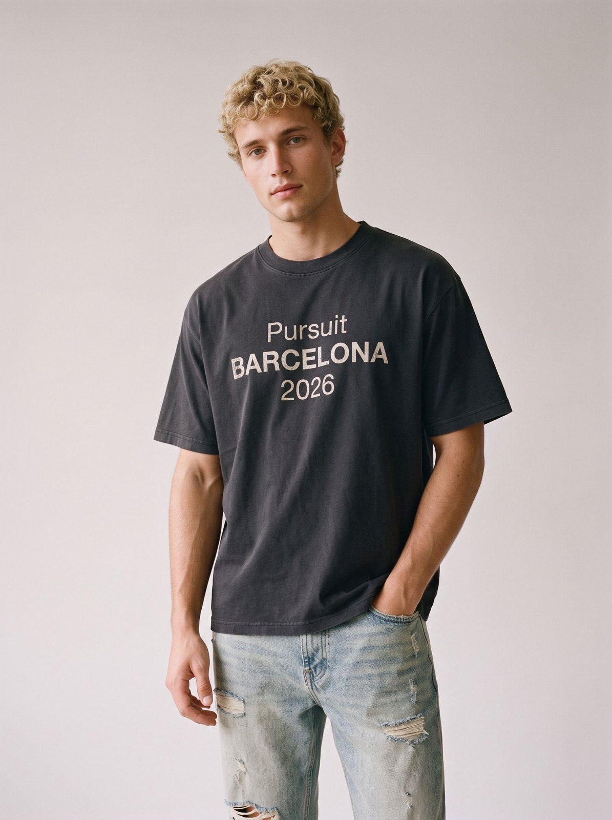 Camiseta Pursuit Barcelona 2026 · Negro lavado con modelo