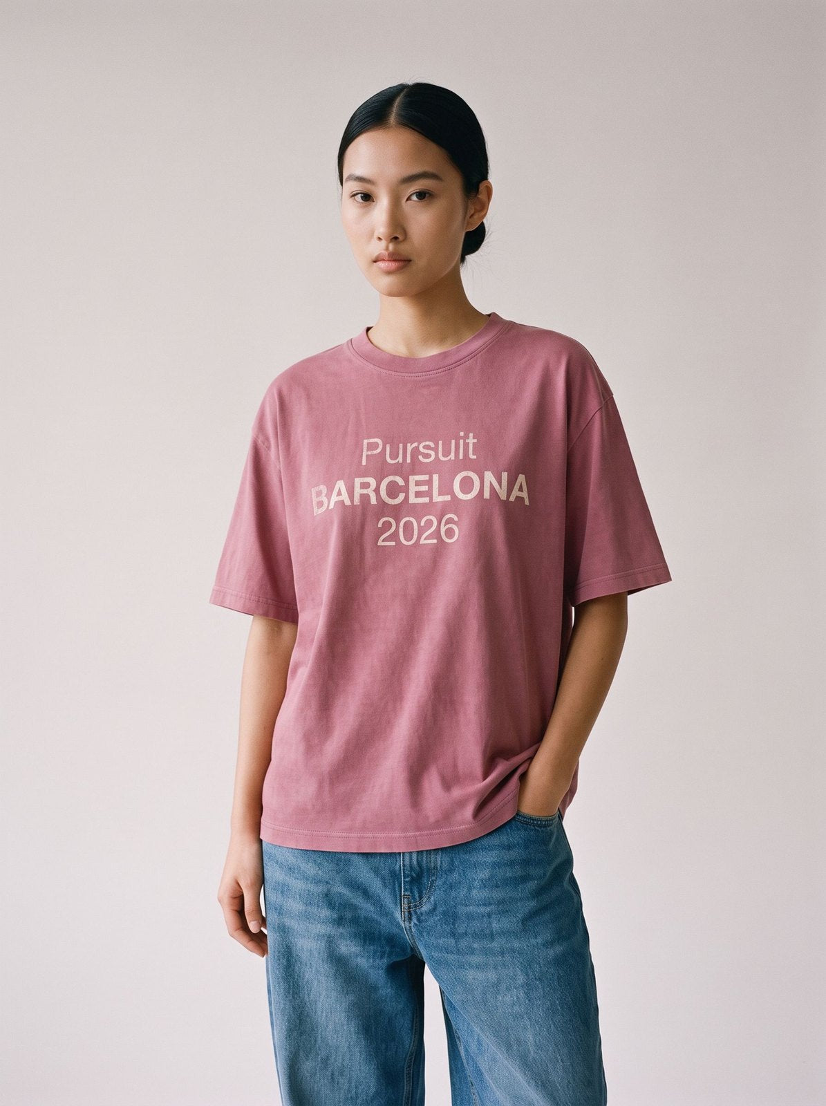 Camiseta Pursuit Barcelona 2026 · Rosa lavado con modelo